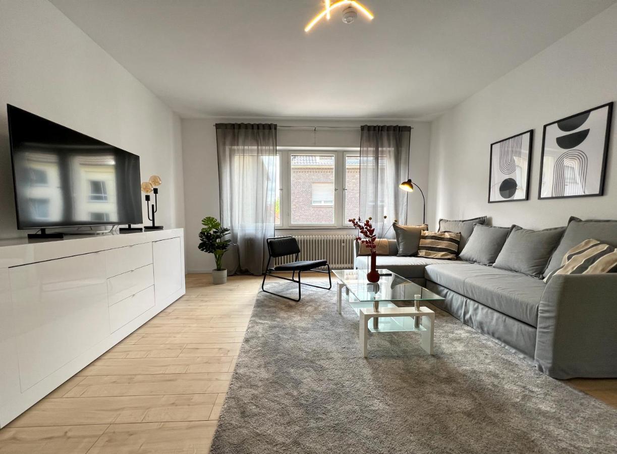 One Bed And One Sofa Bed, Self Check In, Invoice Monchengladbach