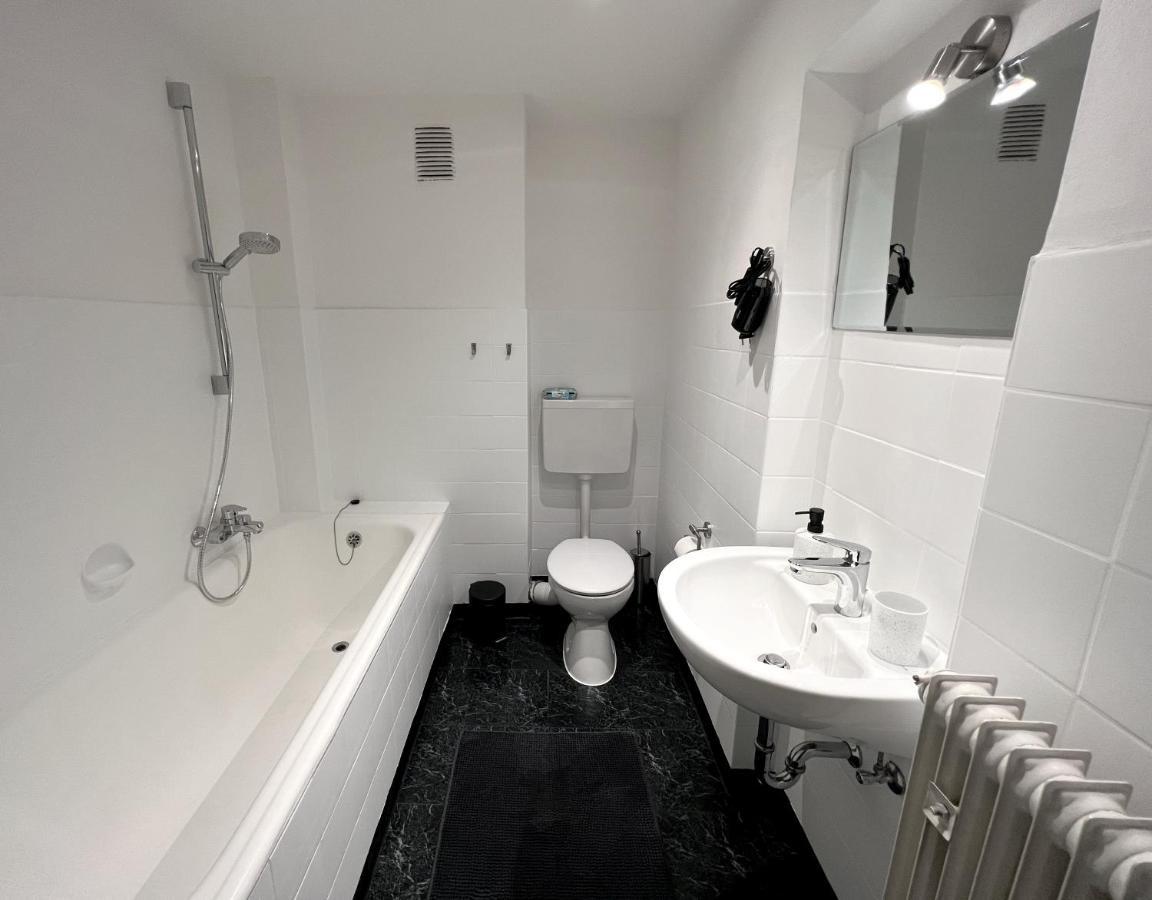 Apartment One Bed And One Sofa Bed, Self Check In, Invoice Monchengladbach